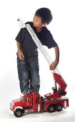 Bruder 2821 Brandweer Ladderwagen Mack-Granite -Speelgoed Verkoop bruder brandweerladderwagen mack granite incl waterpomp 2